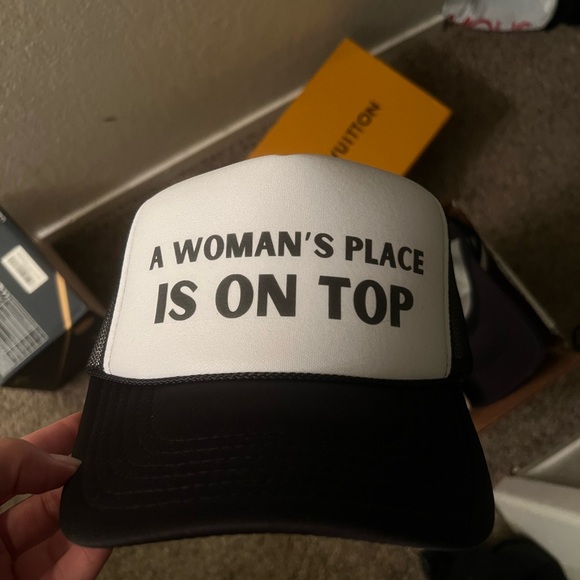 trucker hat - Picture 1 of 3